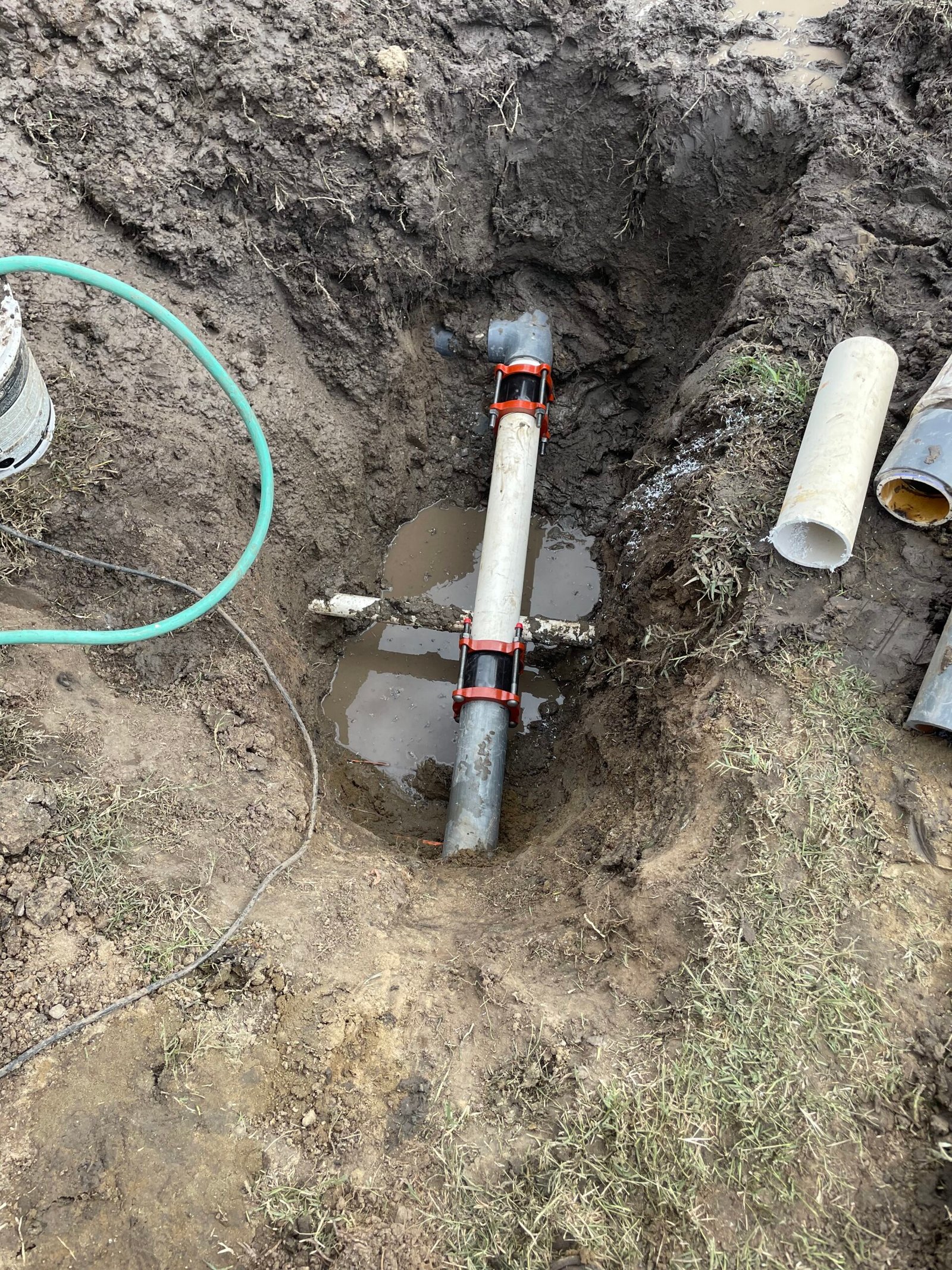 plumber fixing water main ploblem, repair water leak,
reparacion de fuga de agua,plomero fontanero arreglando fuga de agua 